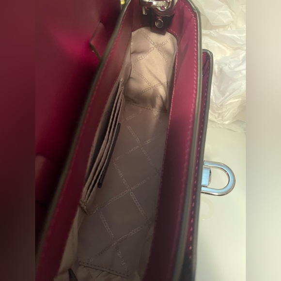 NWOT Michael Kors Manhattan Leather Crossbody bag. Burgundy colour. - Picture 6 of 13